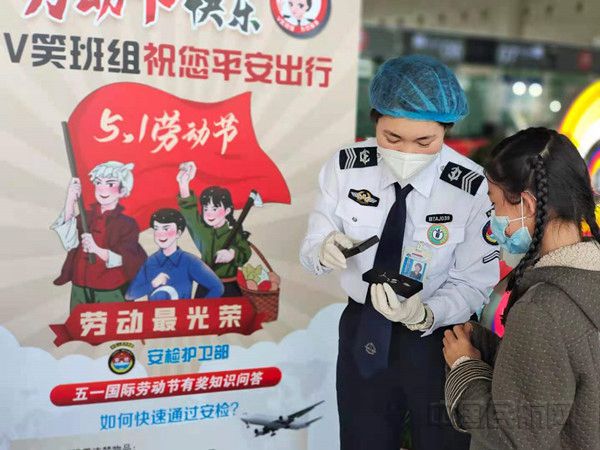图:同小朋友分享劳动节相关知识 摄影:贺佳静_副本.jpg 图:同小朋友分享劳动节相关知识 摄影:贺佳静_副本.jpg