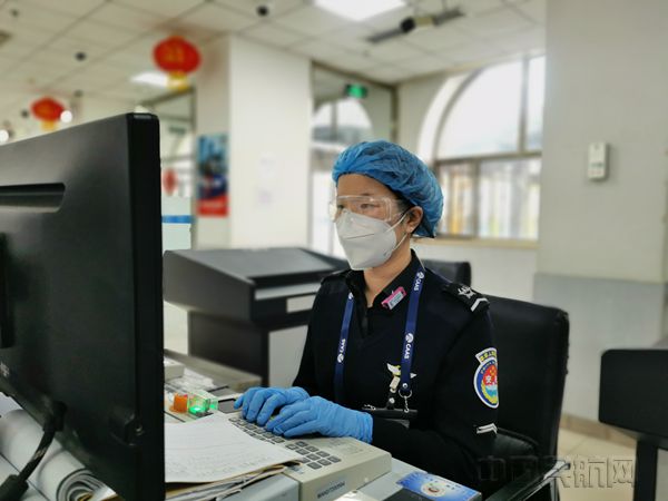 首都机场安保公司李珊:平凡中“不平凡”_副本.jpg 首都机场安保公司李珊:平凡中“不平凡”_副本.jpg