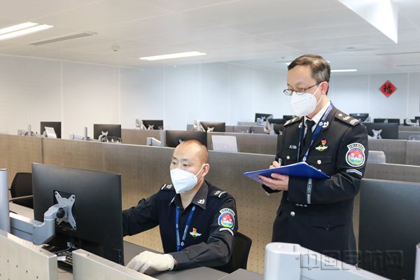 图:曹雷对在岗安检员进行岗位监察_副本.jpg 图:曹雷对在岗安检员进行岗位监察_副本.jpg