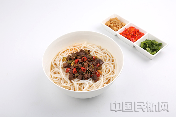 南昌机场联动南航推出特色新品“大碗粉”1.jpg
