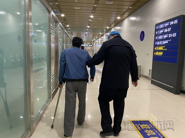 nEO_IMG_6库尔勒机场多措并举提升老年旅客出行幸福指数.jpg
