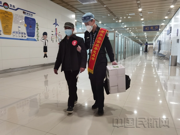 nEO_IMG_5库尔勒机场多措并举提升老年旅客出行幸福指数.jpg