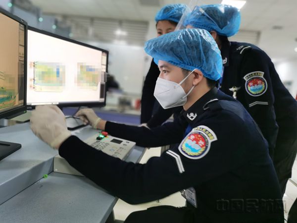 图:安检员对过检图像进行复检 _副本.jpg