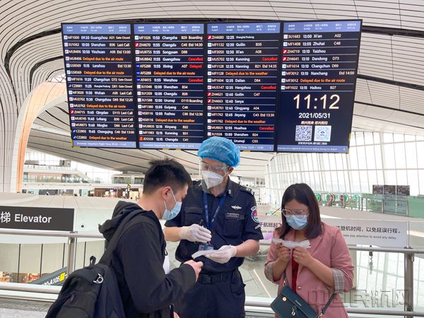 图:安检员为航班延误旅客做好相关解释工作_副本.jpg 图:安检员为航班延误旅客做好相关解释工作_副本.jpg