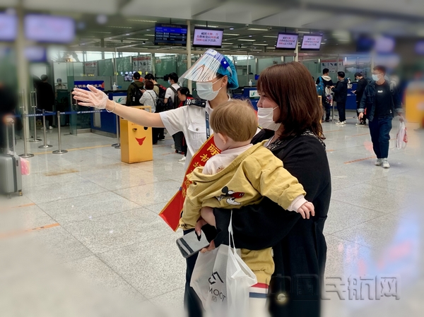 nEO_IMG_安检怀抱婴儿旅客引导2