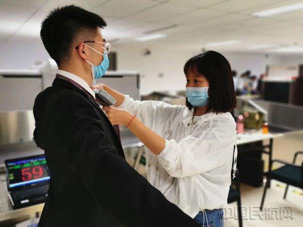 图:安检员开展手检比武_副本.jpg 图:安检员开展手检比武_副本.jpg