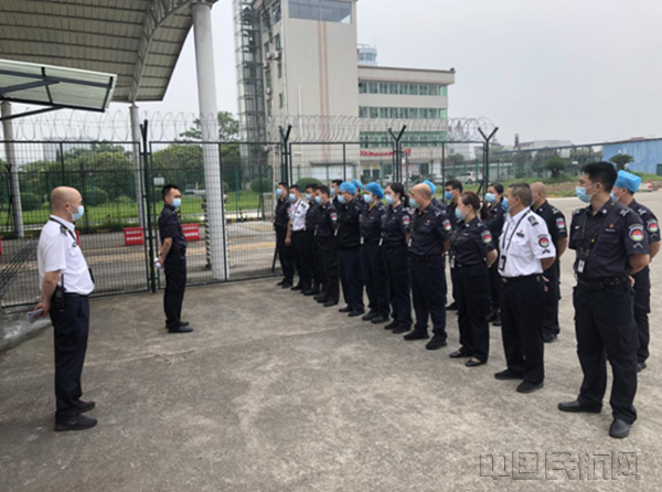 桂林机场安检站开展机坪1号道口发生外来人员砍杀事件应急处置演练_副本.png 桂林机场安检站开展机坪1号道口发生外来人员砍杀事件应急处置演练_副本.png
