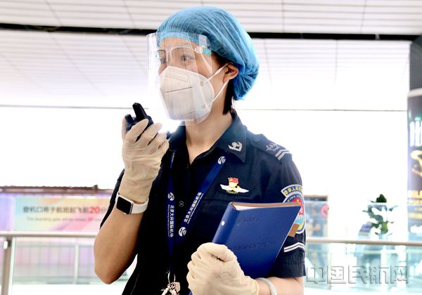 图:班长根据雷雨天气及时调整勤务安排。_副本.jpg 图:班长根据雷雨天气及时调整勤务安排。_副本.jpg