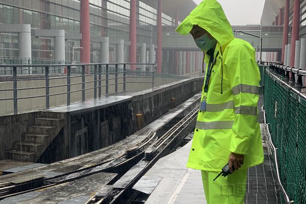 加强巡检(杨文俊 摄)_副本.jpg 加强巡检(杨文俊 摄)_副本.jpg