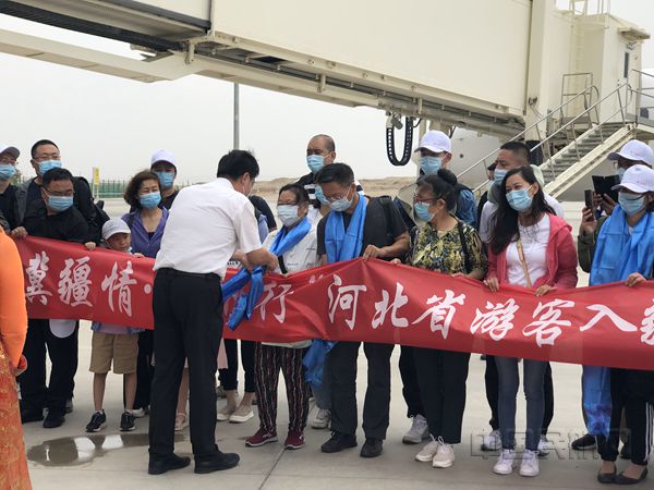 库尔勒机场喜迎石家庄-库尔勒援疆旅游线路代表团首航-(1)_副本.jpg