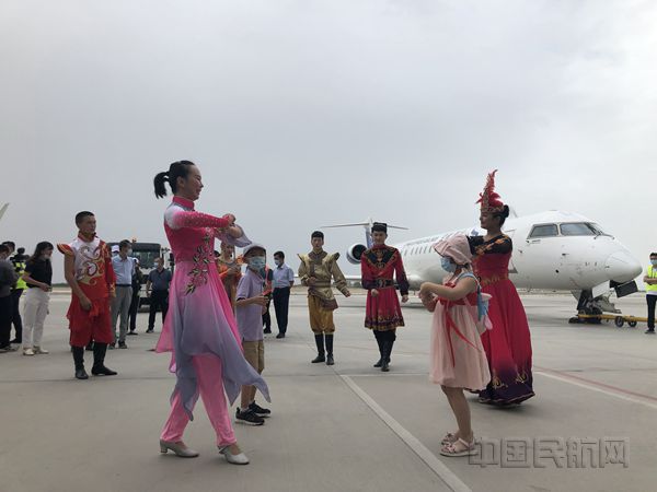 库尔勒机场喜迎石家庄-库尔勒援疆旅游线路代表团首航-(2)_副本.jpg