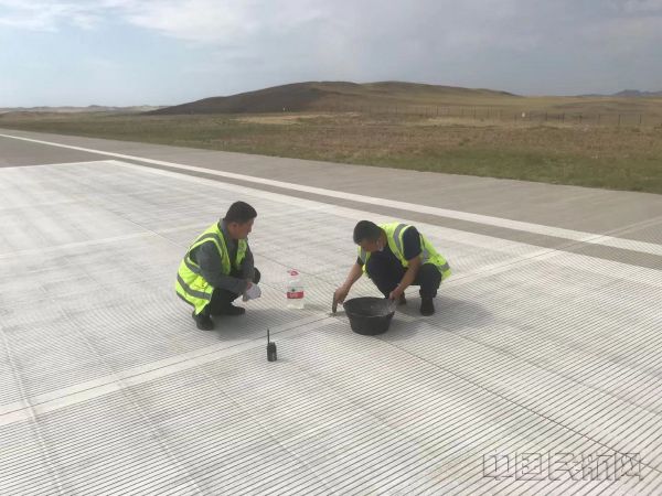 图:工作人员修补道面_副本.jpg 图:工作人员修补道面_副本.jpg