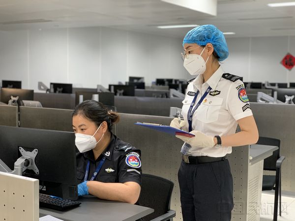 党员对在岗员工进行安全监督.jpg 党员对在岗员工进行安全监督.jpg