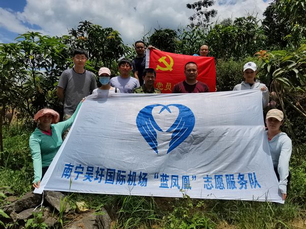 图:南宁机场“蓝凤凰”志愿服务队.jpg 图:南宁机场“蓝凤凰”志愿服务队.jpg