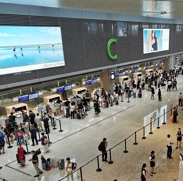 虹桥T2去年改建完成的C岛,为旅客提供自助行李托运,减少人员触点加强防护-钱擘摄_副本.jpg
