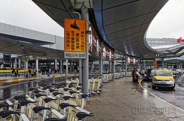 机场在出发层旅客下车出备足行李推车,方便暑运出行旅客-钱擘摄_副本.jpg