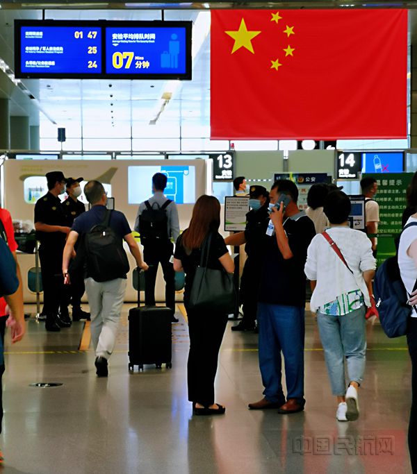 暑运叠加周末,让不少旅客仍选择在台风影响更严重之前启程-钱擘_副本.jpg