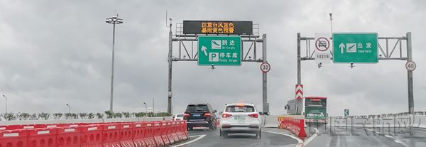 进出虹桥机场的道路,已经挂起台风和暴雨预警-钱擘摄_副本.jpg