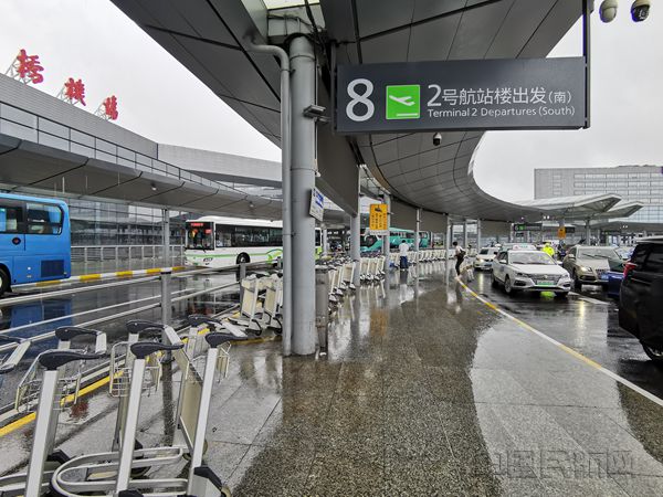 机场出发层车流明显增加-钱擘摄_副本.jpg