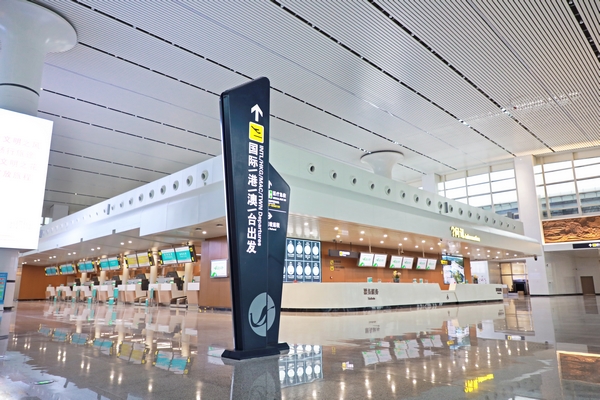 nEO_IMG_宽敞明亮的值机大厅 (1)