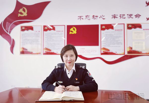 民航优秀共产党员——天津滨海机场安检站张卓_副本.jpg 民航优秀共产党员——天津滨海机场安检站张卓_副本.jpg