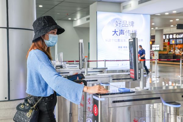 图1.旅客过检.jpg