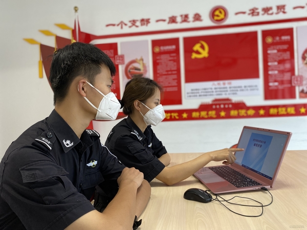 nEO_IMG_图:员工观看防诈骗宣传手册.jpg nEO_IMG_图:员工观看防诈骗宣传手册.jpg