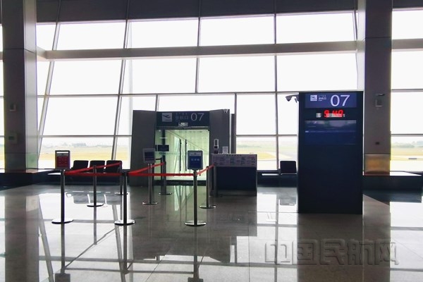 nEO_IMG_图:正式启用的7号登机口 摄影:刘玉凤.jpg