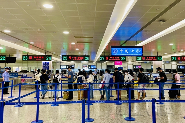 nEO_IMG_上海机场边检站开足查验通道,保障旅客顺畅通关-魏文亨摄.jpg nEO_IMG_上海机场边检站开足查验通道,保障旅客顺畅通关-魏文亨摄.jpg