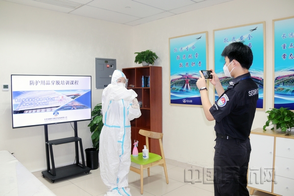 nEO_IMG_图说：安检员正在录制参加培训技能竞赛的“微课”.jpg