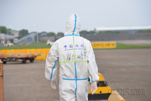 nEO_IMG_边检民警正在机坪巡查-2-石明明摄.jpg nEO_IMG_边检民警正在机坪巡查-2-石明明摄.jpg