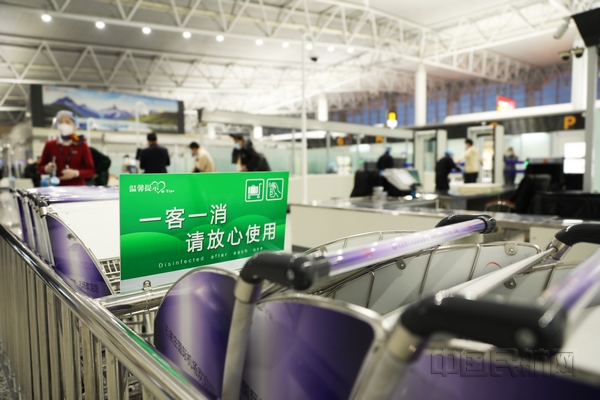 nEO_IMG_石家庄机场严格按照疫情防控要求,对航站楼内公共设施随时进行消杀。(河北机场集团 周雨)