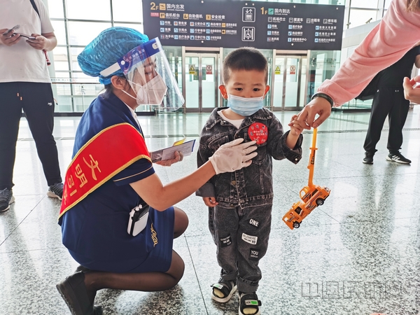 nEO_IMG_石家庄机场针对老年旅客、孕妇旅客、轮椅旅客等特殊旅客群体提供全流程爱心服务,推出“首见负责”爱心贴。当看到特殊旅客时,工作人员会主动向旅客介绍爱心贴的作用,在征得旅客同意后,粘贴于身前显著位置。
