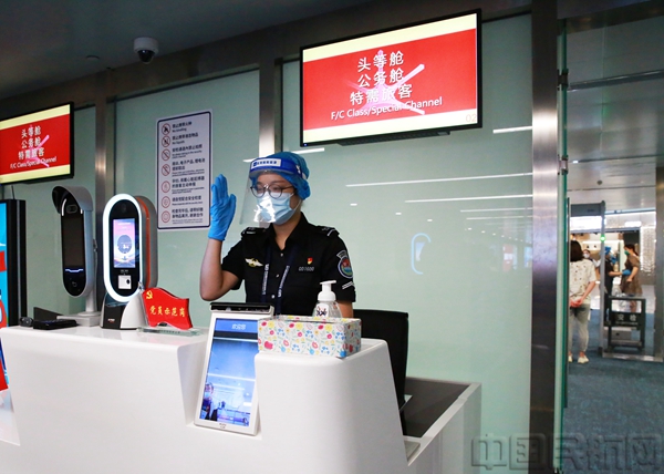 【组图3-1】为方便老年及儿童在接受安全检查时更便捷、轻松，安保部国内旅检室推行“站立式”人工验证服务。不仅把柔性关怀渗透到服务的每个细节，提供贴心周全的出行服务，同时也提升安全裕度，避免漏检风险。.jpg