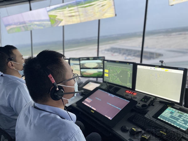 机坪运行指挥员于塔台17层进行航空器的推出、开车、滑行及其有关的管制工作，保障机坪安全高效运行。.jpg