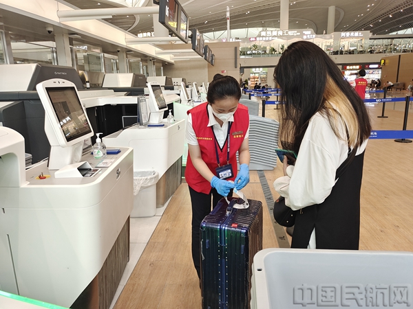 自助托运岗位员工协助旅客办理自助托运手续.jpg