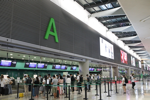 上海机场全力迎战台风"灿都" 已逐步恢复运行