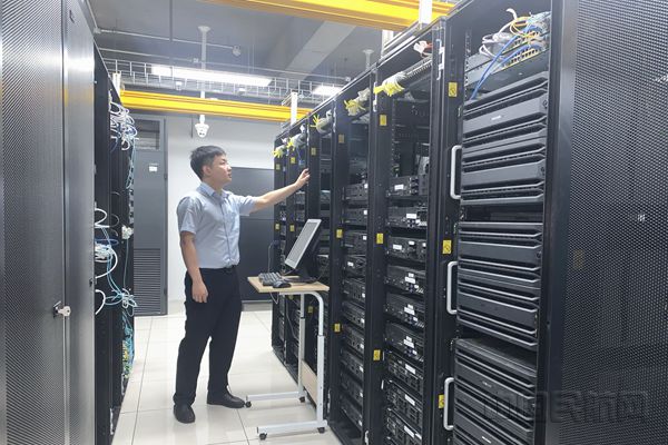 首都机场地服公司顺利完成核心机房改造搬迁_副本.jpg 首都机场地服公司顺利完成核心机房改造搬迁_副本.jpg