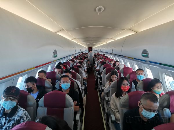 据乌兰浩特机场客票销售人员介绍,开航前三天航班客座率均超过90%_副本.jpg
