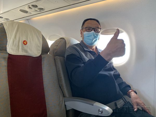 首航航班上,旅客为此次飞行点赞_副本.jpg