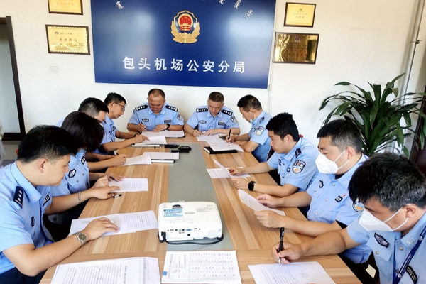 图：局长向民辅警宣读倡议书　摄影：田露.png