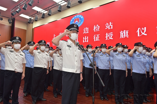 担负新一轮机场边检勤务任务的全体突击队员面向警旗,集体宣誓-汤志龙摄.jpg 担负新一轮机场边检勤务任务的全体突击队员面向警旗,集体宣誓-汤志龙摄.jpg