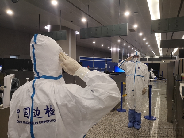 民警正在换岗执勤-王音尔摄.jpg 民警正在换岗执勤-王音尔摄.jpg