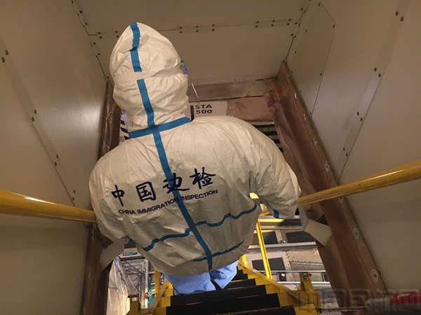执行完查验任务的王振富,走下舷梯-张亦凡摄.jpg 执行完查验任务的王振富,走下舷梯-张亦凡摄.jpg