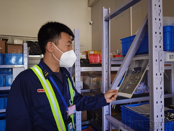 图:王艳波工作写照 摄影:徐燕.jpg 图:王艳波工作写照 摄影:徐燕.jpg