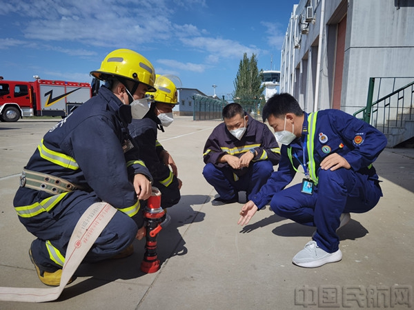 图:王艳波实地讲解技、战术 摄影:徐燕.jpg 图:王艳波实地讲解技、战术 摄影:徐燕.jpg