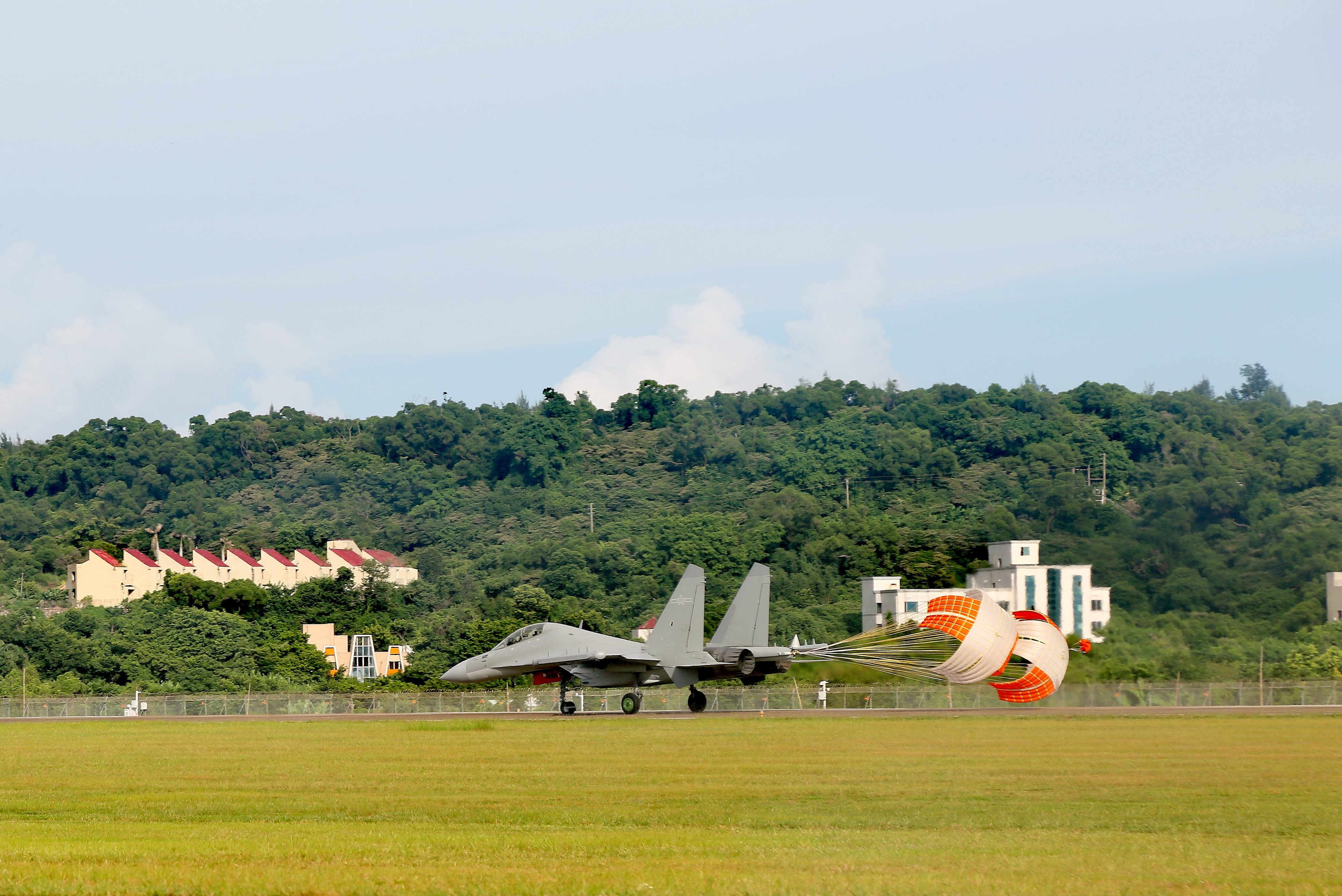 歼-16D战斗机飞抵珠海机场。余财旺摄1.jpg