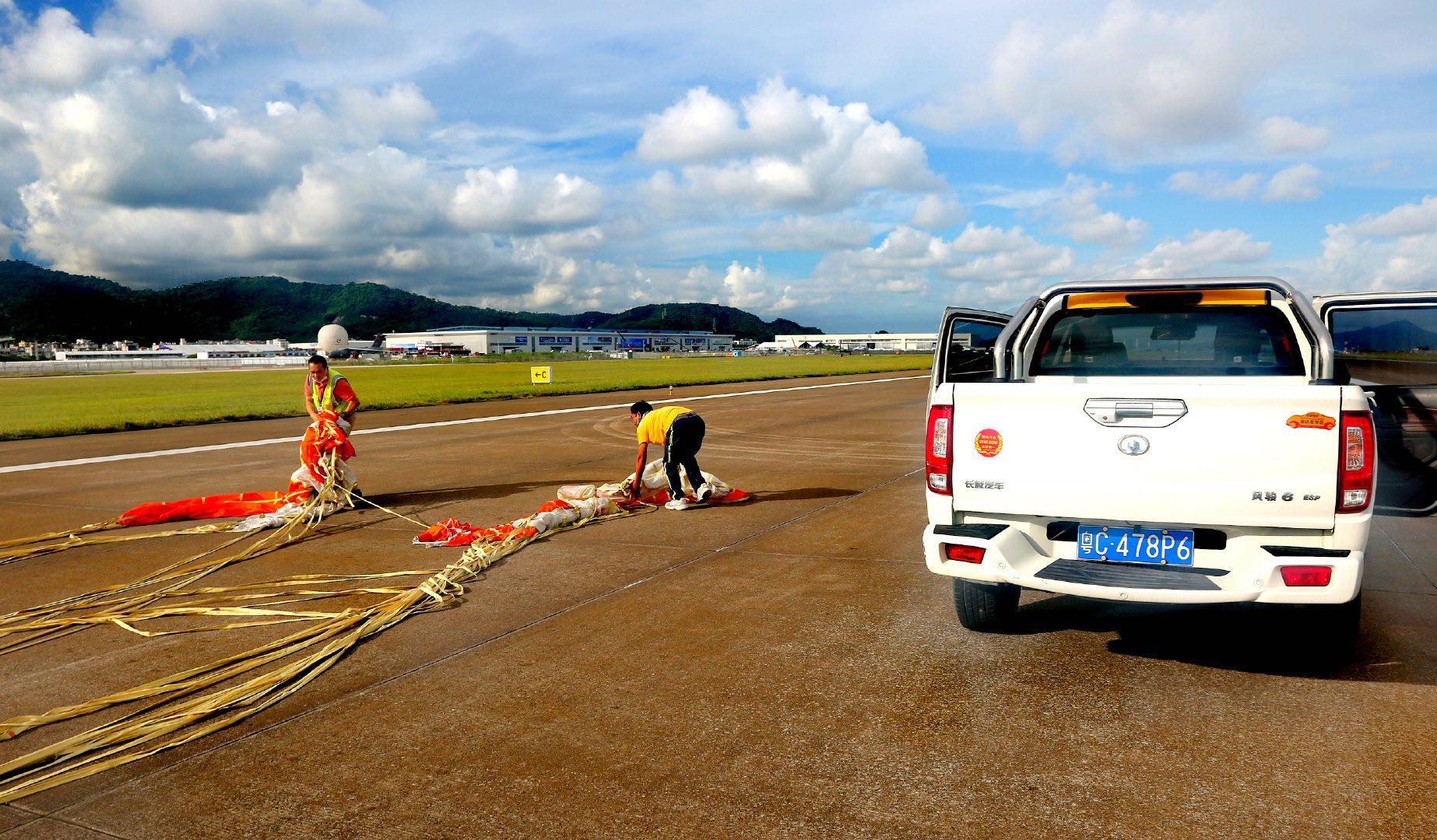 珠海机场保障人员在为刚刚飞抵机场的歼-16D战斗机收减速伞。余财旺摄.jpg