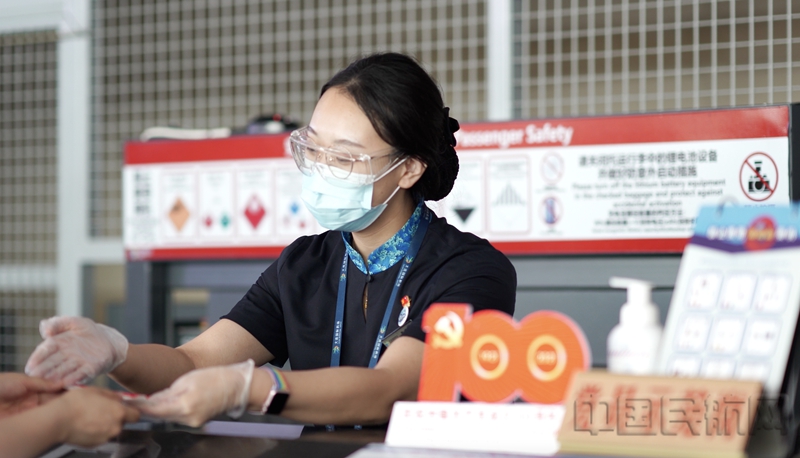 水印 大连机场工作人员为旅客办理值机业务4