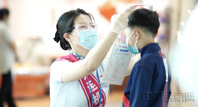 水印 大连机场工作人员为无人陪伴儿童戴上标识牌5